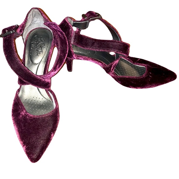 Life Stride Shoes - NWOT Maroon Velvet Size 7 Life Stride 3inch Heels